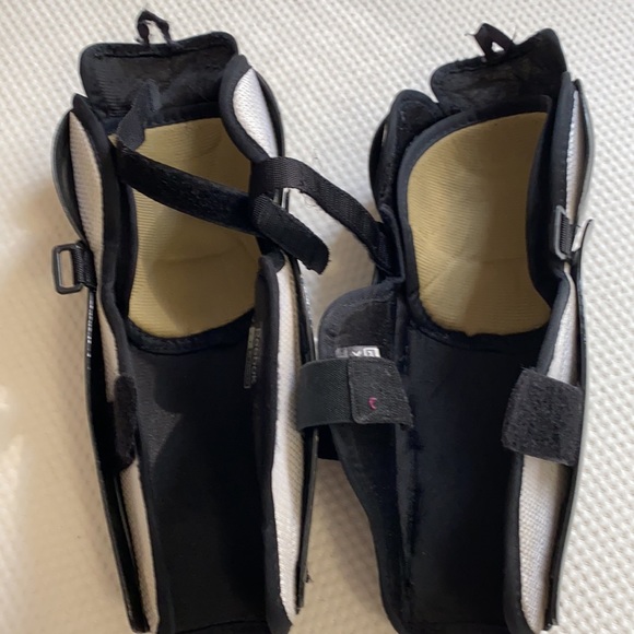 Reebok Hockey Shin Guards - Picture 3 of 5